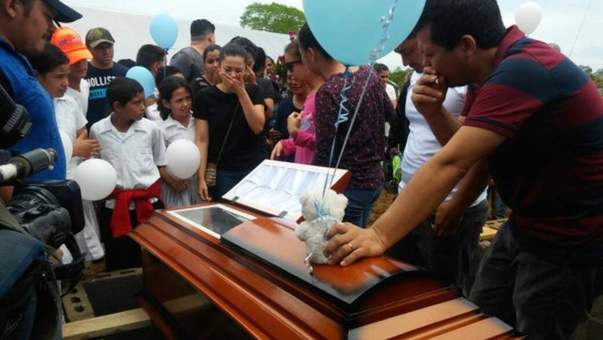 Antes de ser asesinados, Aydil Valeriano y su hijo fueron a la playa.Allí, Jaime Maldonado, esposo y padre disfrutó un momento alegre junto a ellos.