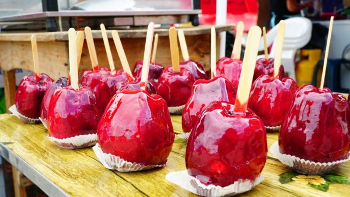 Las manzanas caramelizadas son una delicia propia de la Feria Juniana y que a muchos hondureños les fascina.