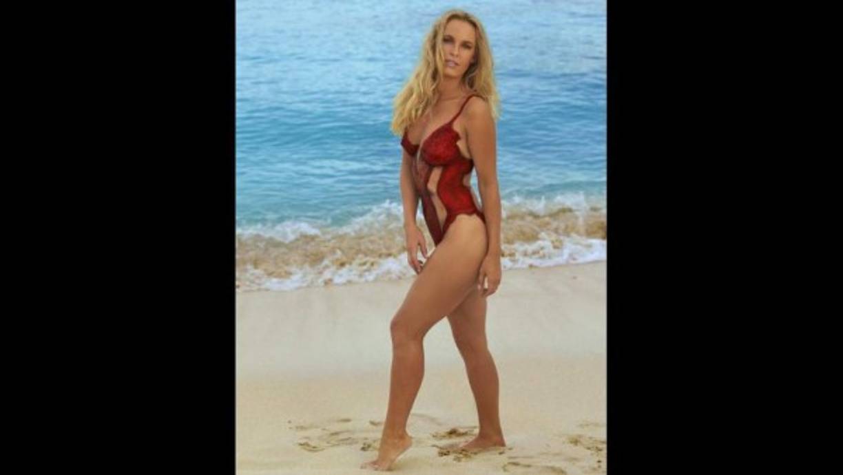 Caroline Wozniacki al parecer disfrutó mientras posaba casi como Dios la trajo al mundo.