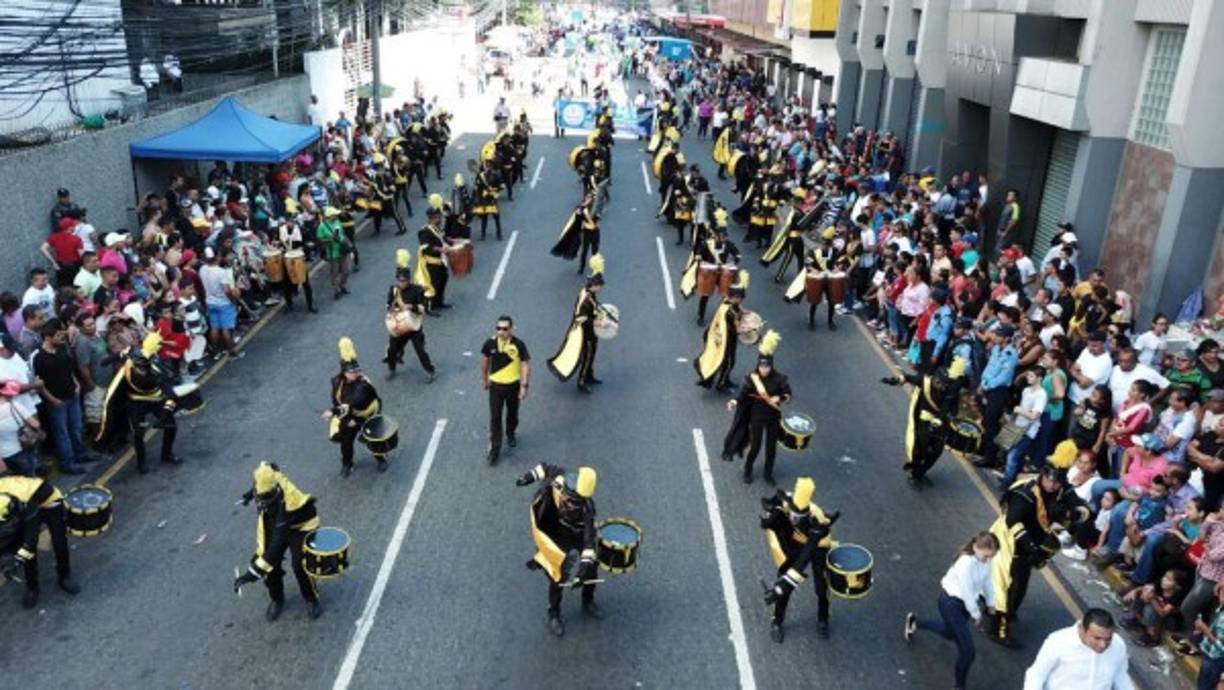 La disciplina y el arduo trabajo se ven reflejados en los movimientos sincronizados de las 'bandas de guerra' participantes.<br/>