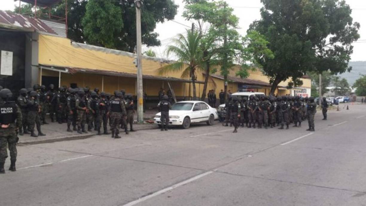 Miembros de la Policía Militar rodean el centro penal de San Pedro Sula antes de realizar los operativos.