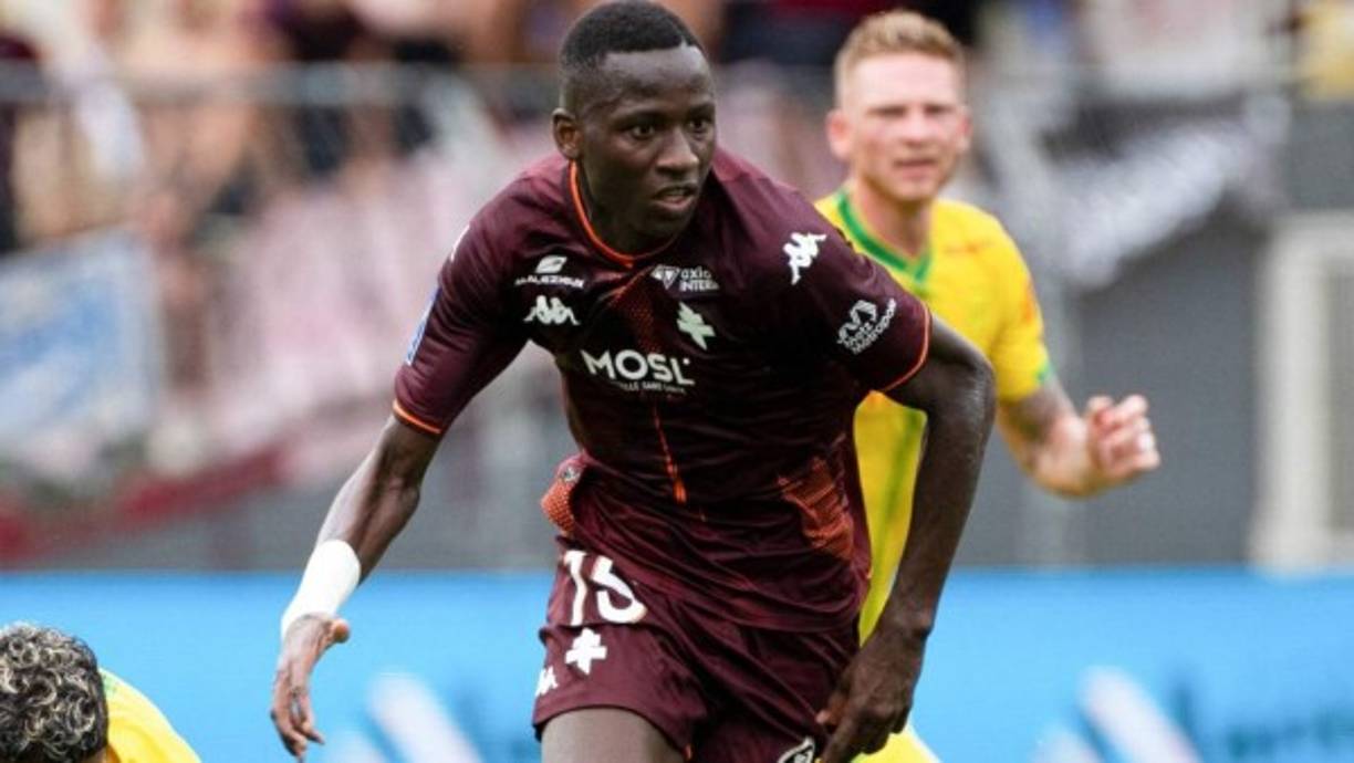 El Tottenham está cerca de anunciar el fichaje del centrocampista senegalés Pape Matar Sarr para las próximas seis temporadas, aunque se va a quedar esta campaña cedido en el Metz francés, según apunta Sky Sports.