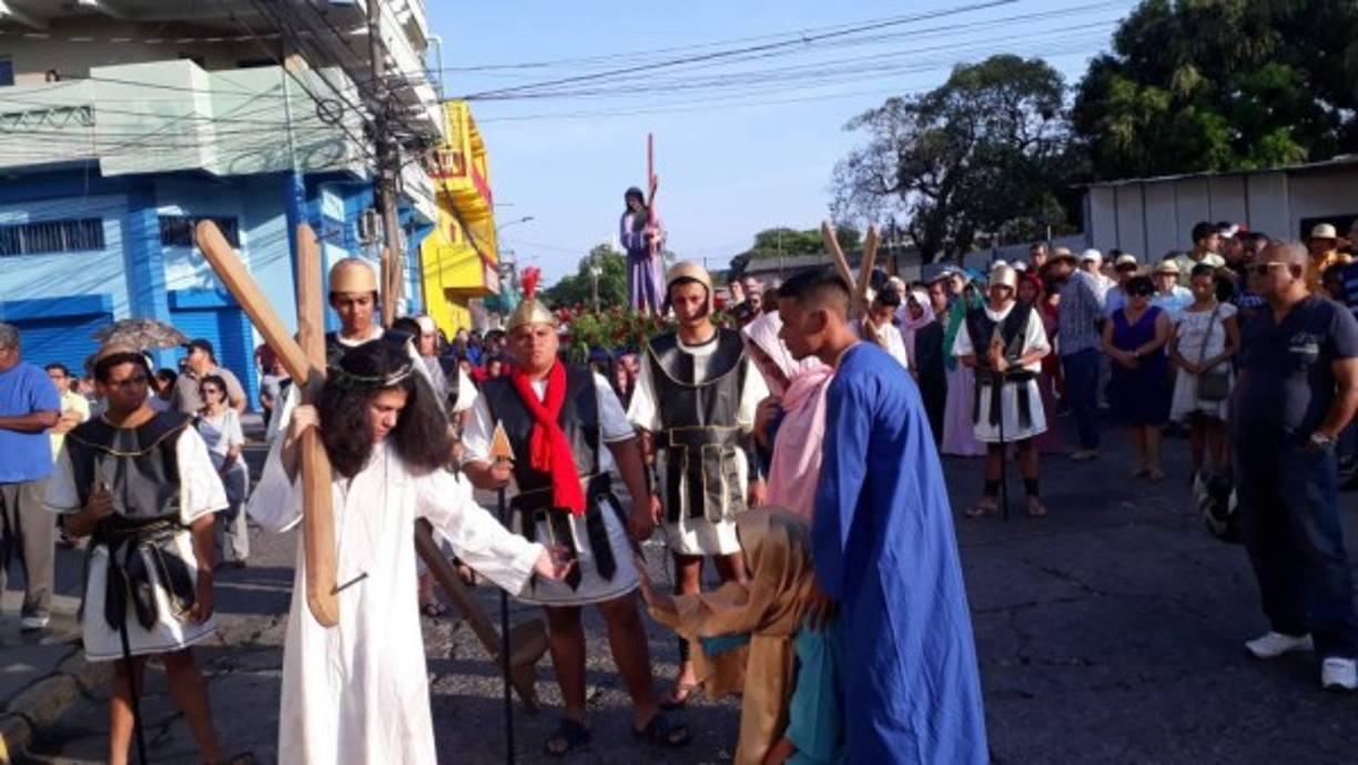 En La Ceiba los católicos representaron la pasión de Cristo.