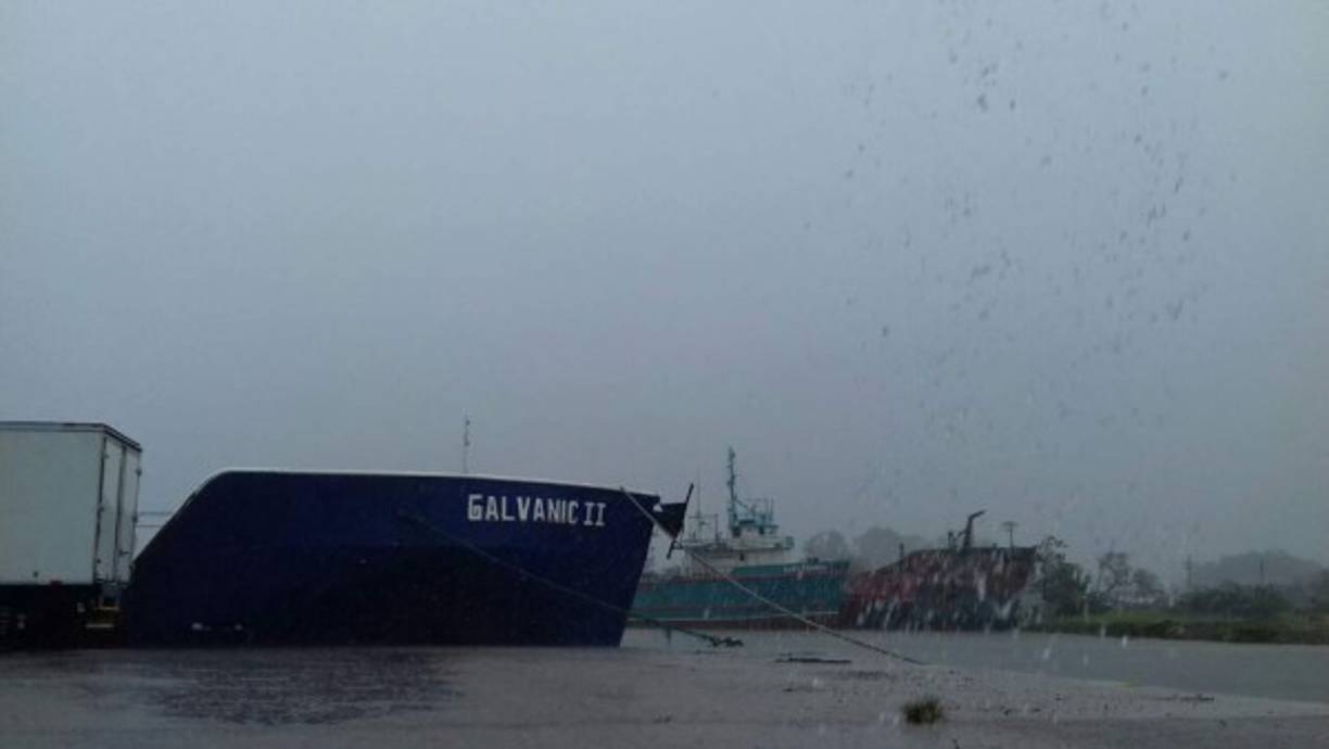 Así está el oleaje en La Ceiba, Atlántida, Caribe hondureño producto del paso de la tormenta tropical Earl.