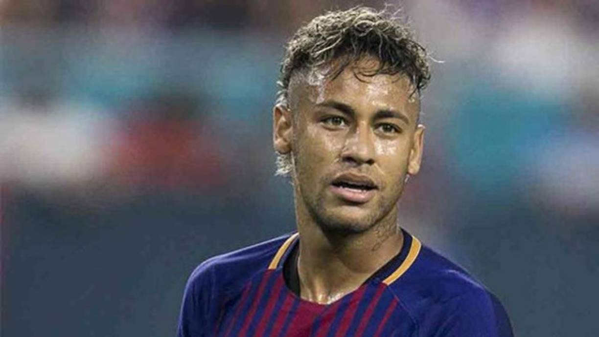 El FC Barcelona oficializó en la mañana de este miércoles la salida del delantero brasileño Neymar a través de un comunicado por lo que la puesto fin a la novela y todo es cuestión de horas para que sea presentado como nuevo refuerzo del París Saint Germain de Francia. ¿Por qué se va del equipo? El brasileño se convertirá en el fichaje más caro en la historia del fútbol. El PSG tendrá que pagarle al Barcelona los 220 millones de euros de la clausula de recesión. El fichaje más costoso hasta ahora es el de Paul Pogba. El Manchester United pagó a la Juventus 120 millones. La presión de su entorno familiar también ha afectado a Neymar, que vino aquí con la firme idea de convertise en el mejor jugador del mundo, pero tras cuatro temporadas no ha podido ni acercarse a Messi.