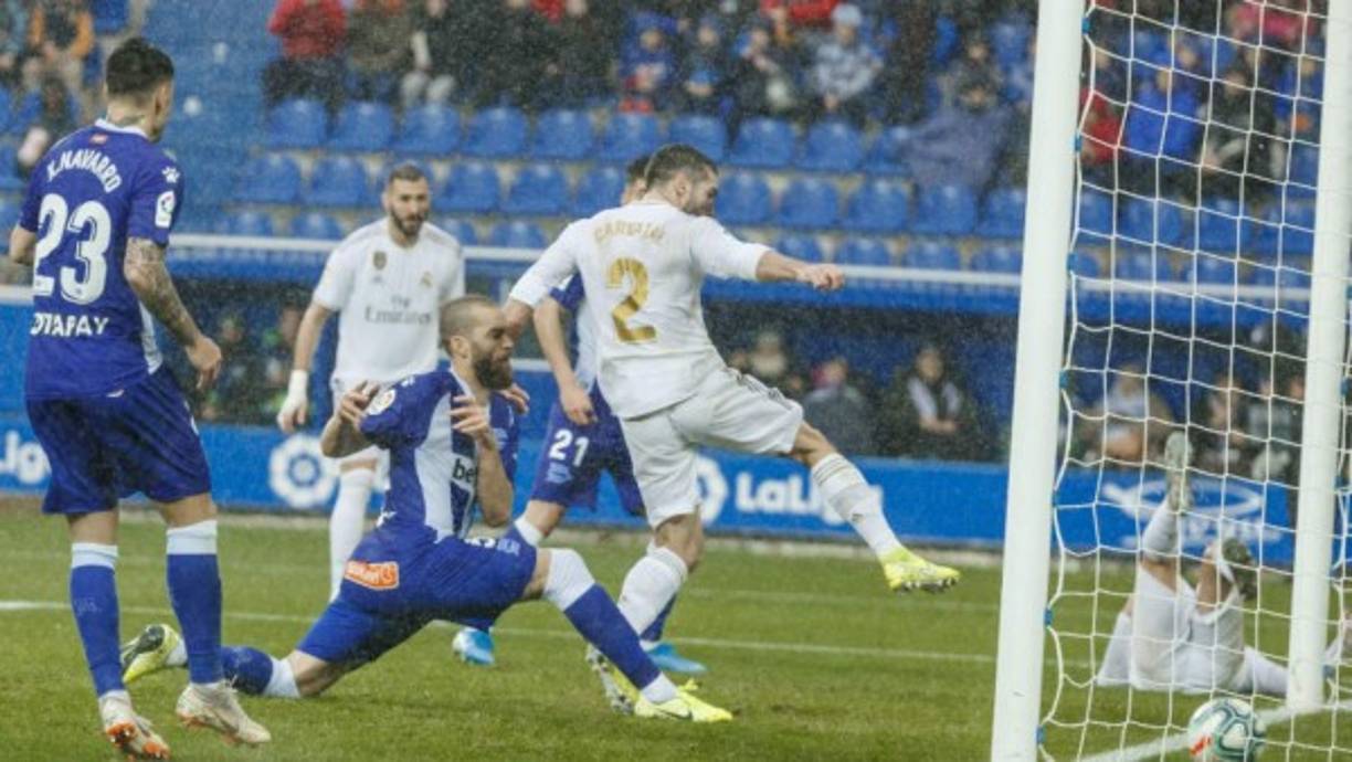 Dani Carvajal estuvo muy atento para aprovechar este balón suelto en el área chica del Alavés y marcar con la pierna derecha para la victoria del Real Madrid.
