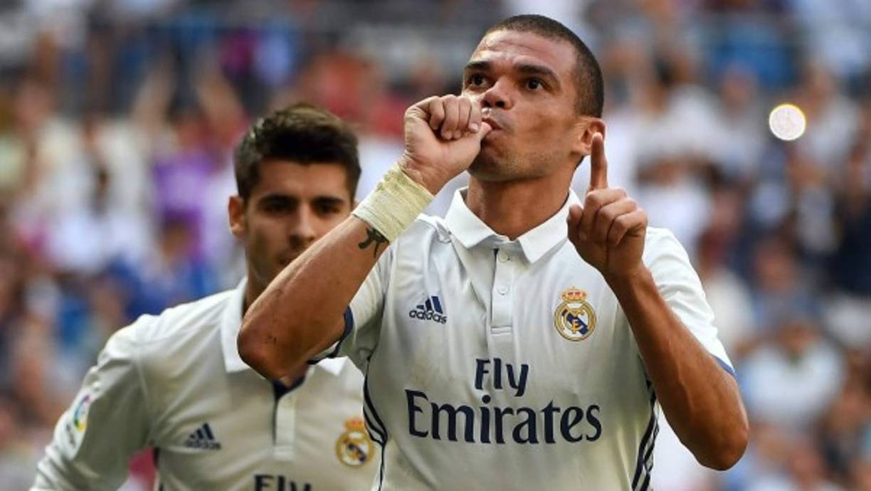 Pepe: Tras varios años en el Real Madrid, es otro de los futbolistas que no seguirá ya que no entra en los planes de Zidane.