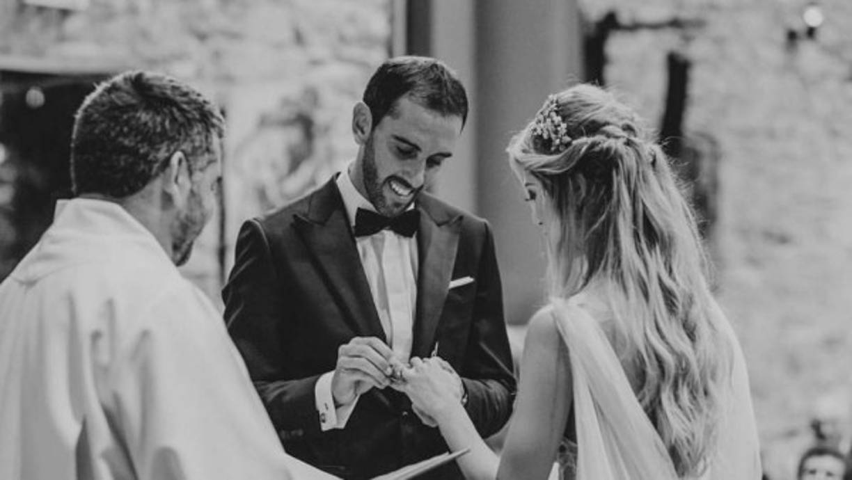 Una ceremonia de ensueño selló ayer en la localidad de Jacksonville, el casamiento del defensa Diego Godín y de Sofía Herrera, ambos uruguayos y residentes en Madrid.