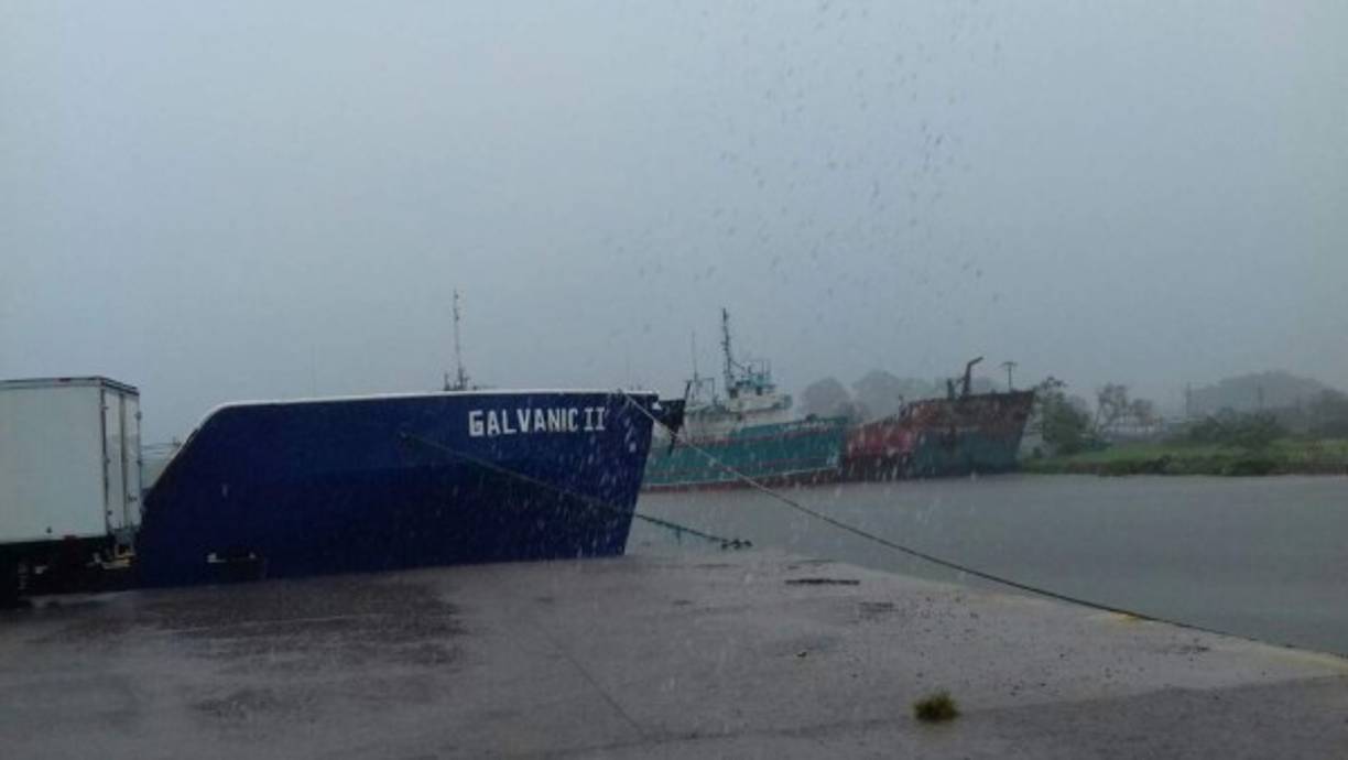 Así está el oleaje en La Ceiba, Atlántida, Caribe hondureño producto del paso de la tormenta tropical Earl.