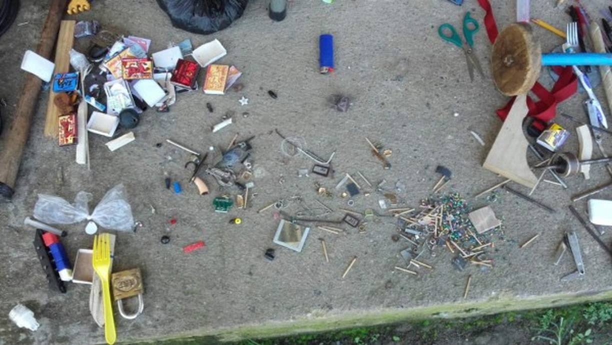 Objetos decomisados durante los operativos en los centros penales del país.