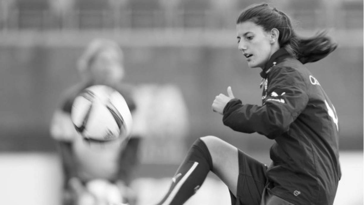 El sábado por la tarde, 'ella saltó al agua pero nunca salió a la superficie', precisó el club suizo, 'en contacto estrecho con los familiares'.