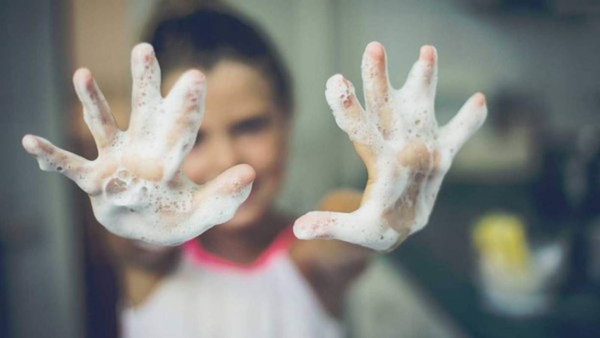 Dé a su hijo una sensación de control para evitar que se asuste y tenga miedo. Asegúrese de que sabe lavarse muy bien las manos y que evite el contacto físico con los demás. <br/><br/>