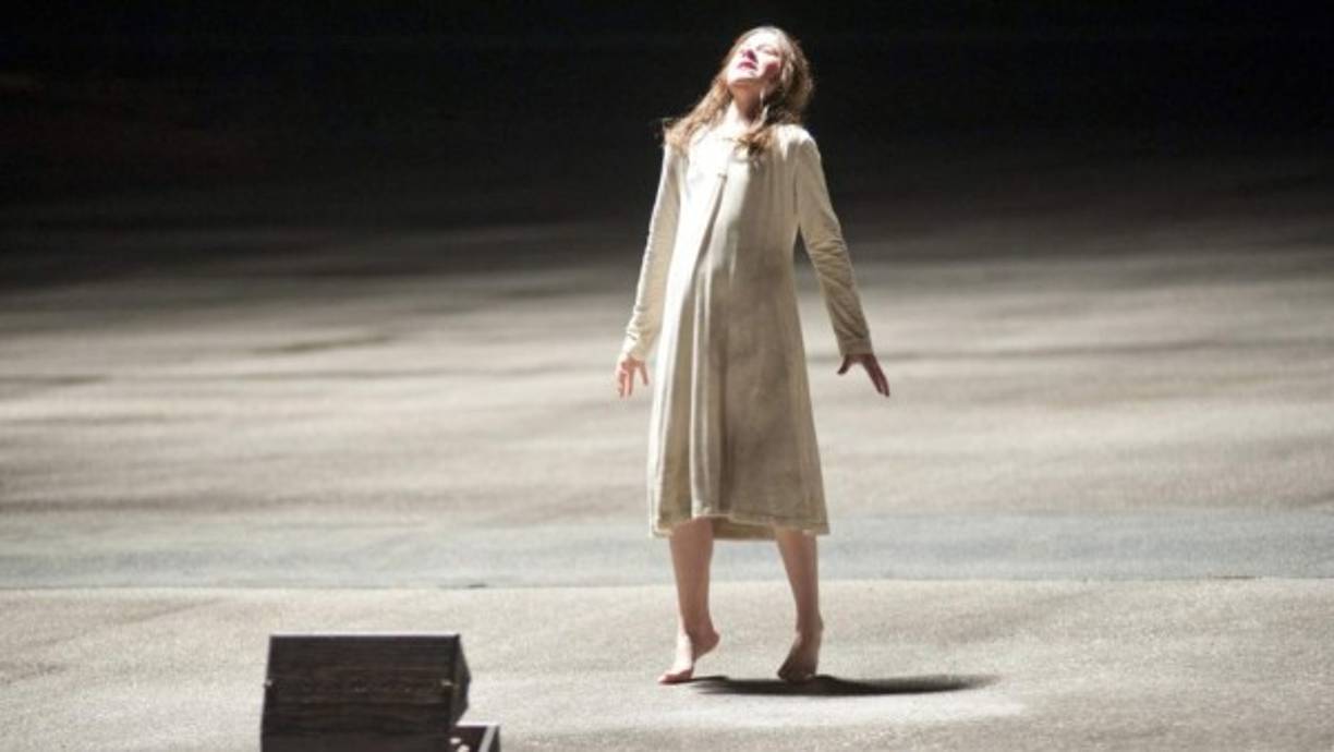 La caja endemoniada<br/><br/>La periodista de Los Angeles Times Leslie Gornstein escribió un artículo en 2004 titulado “A jinx in a box?” sobre un hombre que estaba subastando en eBay un artículo de lo más inquietante: según él, se trataba de una auténtica “caja dibbuk”, una especie de espíritu popular en el folclore de los yiddish de tradición judía.<br/><br/>Según el dueño, el objeto había tenido un efecto negativo sobre sus dueños: caída súbita del cabello, pesadillas que aterrorizaban a toda una familia, enfermedades repentinas, visiones tenebrosas y voces inexplicables que hablaban de matar.<br/><br/>Esta historia real inspiró “The Possession” (2012), una cinta dirigida por Ole Bornedal.