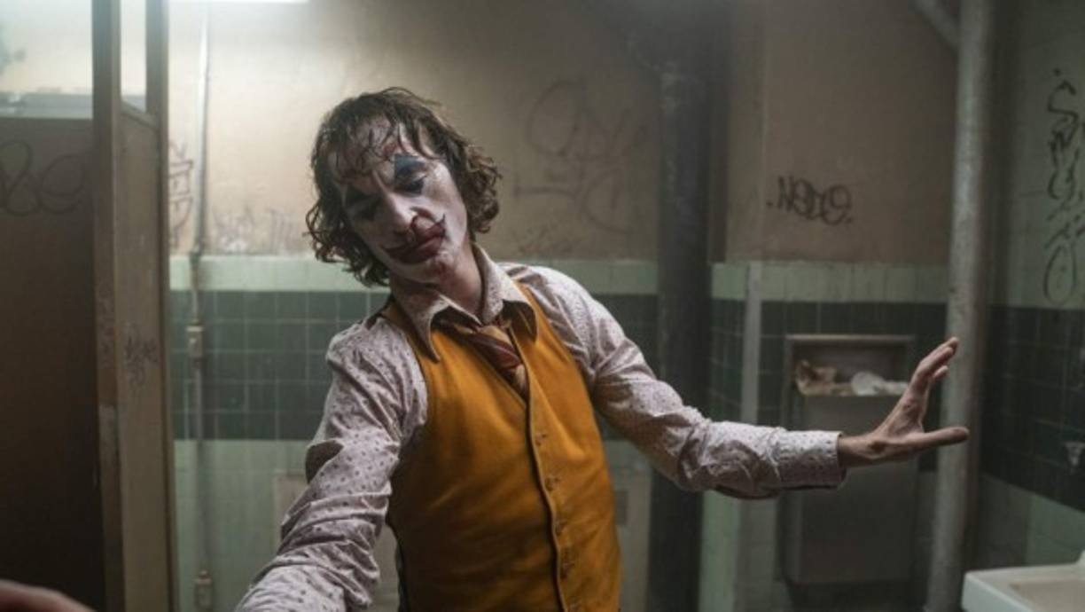 Mucho en el proceso de filmación de Joker fue improvisado. Todd Phillips ponía la música en el set para ayudar a crear el ambiente, una de las escenas que muestran a Phoenix convirtiéndose en Joker fue improvisada gracias a la música. <br/><br/>En el guión, Arthur simplemente entra corriendo al baño, esconde el arma y se lava la cara. Phillips tocó la música mientras filmaban y Phoenix simplemente comenzó a hacer movimientos de baile y la mantuvieron.<br/><br/><br/><br/><br/><br/><br/>