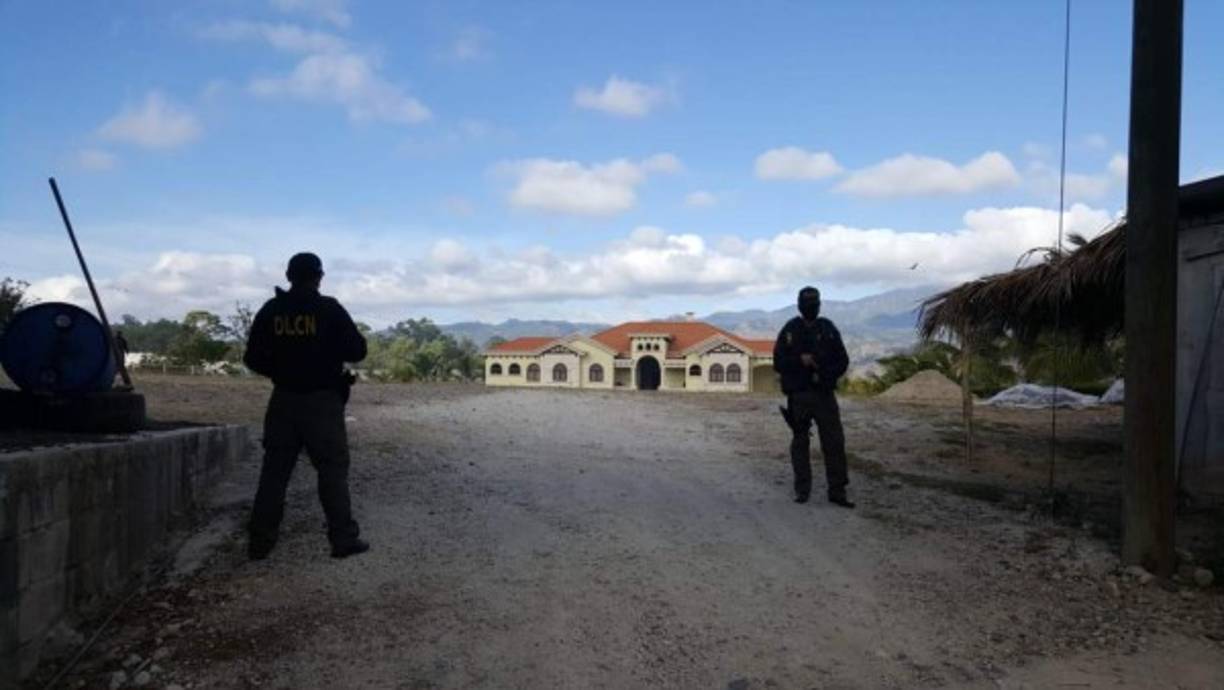 Más de 800 millones de lempiras habrían sido lavado en propiedades, comercios y otros negocios en los municipios de La Unión, Cucuyagua y Santa Rosa de Copán, hasta donde llegaron decenas de elementos policiales a realizar allanamientos.