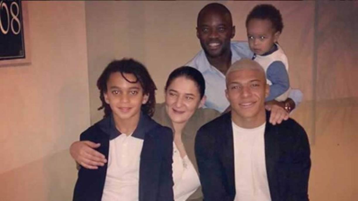 Kylian Mbappé - Ella es Fayza Lamari, la madre de la estrella francesa. Tiene origen argelino y fue jugadora profesional de handball en su juventud. El ahora futbolista del PSG nació el 20 de diciembre de 1998 en el noreste de París.