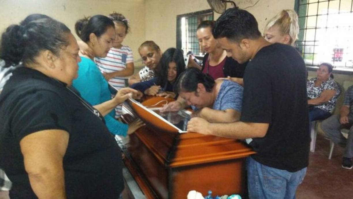 Frustración, dolor y tristeza acogieron a los familiares, amigos y alumnos de la maestra Aydil Valeriano en su sepelio junto al de su hijo.