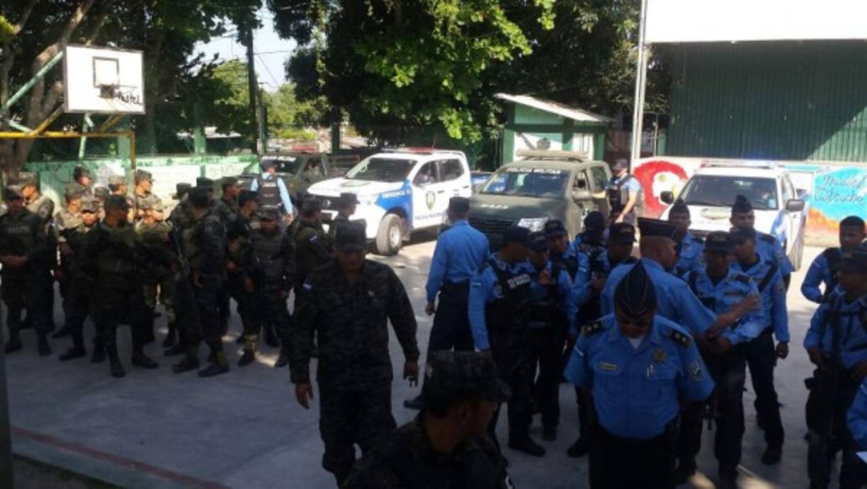 Elementos de la Policía y militares participaron.