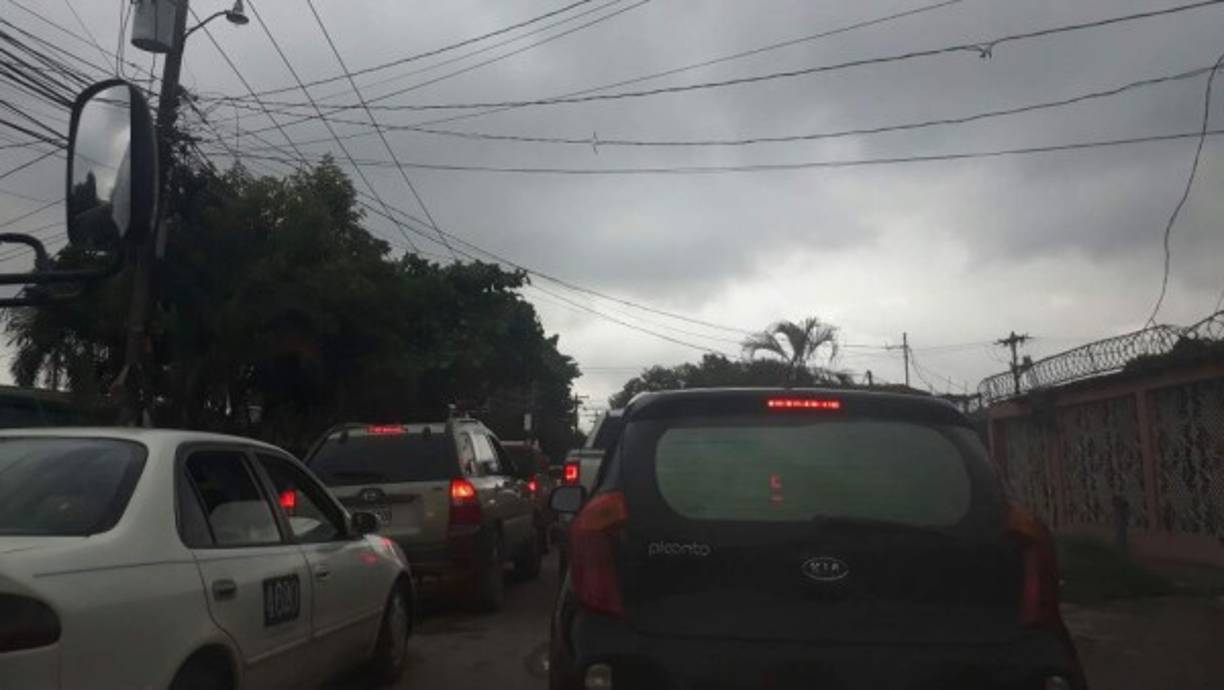 Muchos obreros han tenido que caminar a sus trabajos en días anteriores, pero hoy cae un torrencial aguacero sobre la capital industrial y alrededores.