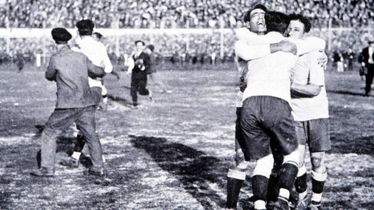 Sólo Francia, Rumania, Bélgica y la antigua Yugoslavia fueron al Cono Sur a competir. 13 naciones participaron en ese mundial: Argentina y Uruguay disputaron la final. Los charrúas se coronaron campeones al vencer 4-2 a los argentinos.<br/><br/>En la imagen, la celebración de los jugadores uruguayos. Fotografía tomada de https://es.fifa.com