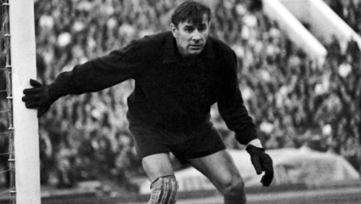 Lev Yashin 'La Araña Negra': Reconocido portero de la Unión Soviética. Atajó con su selección en los mundiales de 1958, 1962, 1966 y 1970. En 1963 recibió el Balón de Oro y hace parte del Once Ideal del siglo XX. Atajar siempre de negro, su agilidad y movimientos le dieron el apodo.
