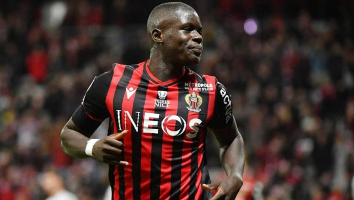 Malang Sarr: Según France Football, el joven defensor francés podría recalar en el Barcelona. Se ha desvinculado del Niza, club al que pertenecía, y en las próximas semanas debe solucionar su futuro.