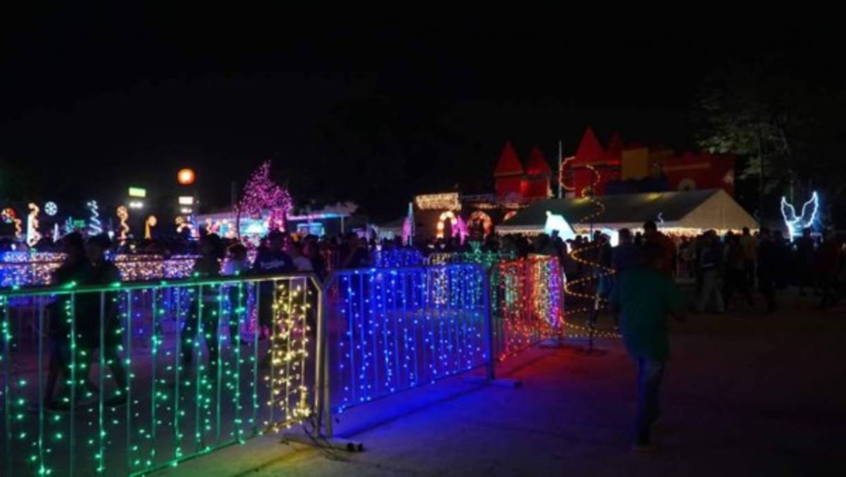 "Los pequeños hacen el recorrido por la Villa subidos en un tren, y las familias pueden tomarse fotografías con el personaje de Santa Claus y disfrutar de la gastronomía o escuchar la música en vivo de diferentes artistas nacionales."