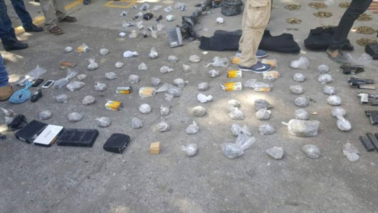 Puntas de cocaína y bolsitas de marihuana decomisadas en el operativo de Fusina en el centro penal de San Pedro Sula.