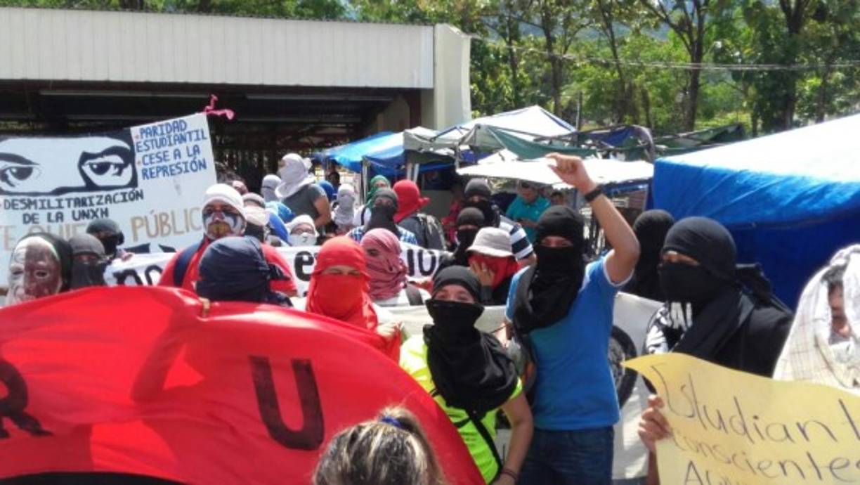 Los estudiantes que mantenían tomada las instalaciones de la Unah-vs entregaron su campus luego que una juez se presentara con una orden de desalojo.