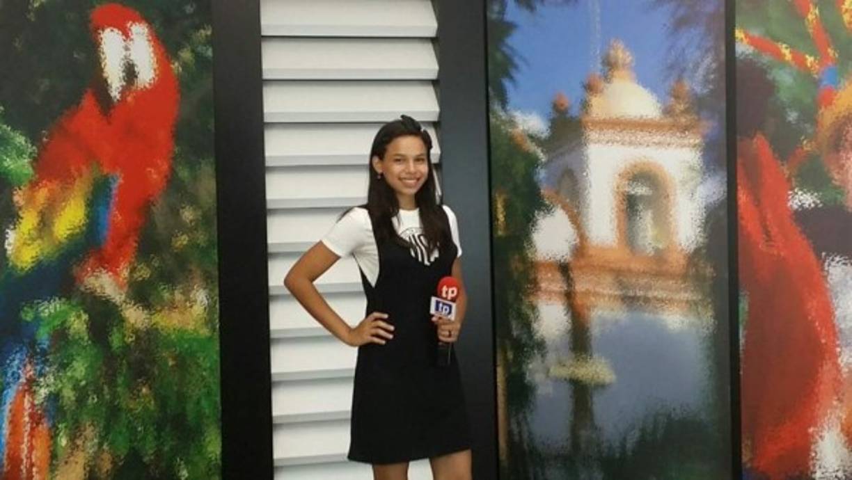 Angie Flores comenzó a destacar en programas locales desde 2017, aquí la podemos ver interpretando en un programa de Canal Teleprogreso.