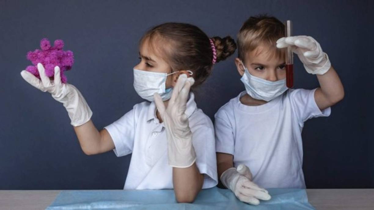 Los resultados y conclusiones obtenidos de estas investigaciones tienen implicaciones en lo que se refiere a la reapertura de las escuelas, los centros de cuidado infantil y otros sitios donde se congregan niños y existe una interacción cercana con maestras y el personal de las escuelas.<br/><br/>'Los niños no son inmunes a esta infección y sus síntomas no se correlacionan con la exposición y la infección', señaló Alessio Fasano, director del Centro de Investigación de Inmunología y Biología Muconasal en el MGH.