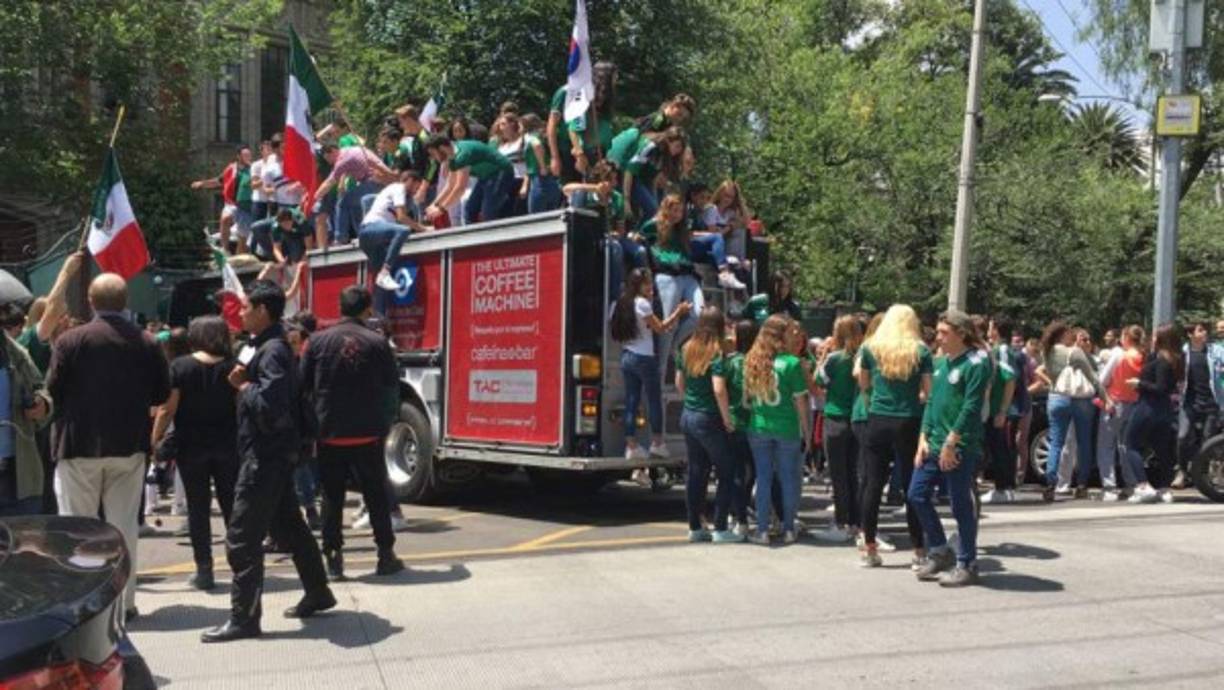 Un camión de bomberos recorre las calles de la capital de México.