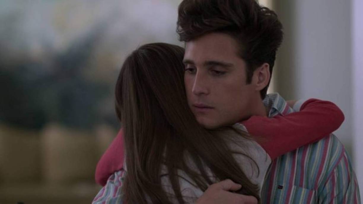 Fue en el capítulo titulado 'Noche de paz' en donde se ve llegar a Luis Miguel a la casa de “Sophie Salas” –Stephanie Salas– para reunirse con Michelle Salas antes de que cumpla cinco años. Hasta ese momento, la pequeña no había conocido a su padre. “¿Ella me odia?”, preguntó el personaje de Luis Miguel a ‘Sophie Salas’. “No, no te odia. Se muere de ganas por conocerte”, respondió ‘Sophie’. Sin embargo, el momento más emotivo del encuentro fue cuando Luis Miguel va a la recámara de Michelle para conversar con ella. Con regalo en mano, busca entablar un acercamiento, luego, la pequeña le regala un sincero abrazo. El emotivo momento estuvo acompañado de la canción ‘Hasta que me olvides’.