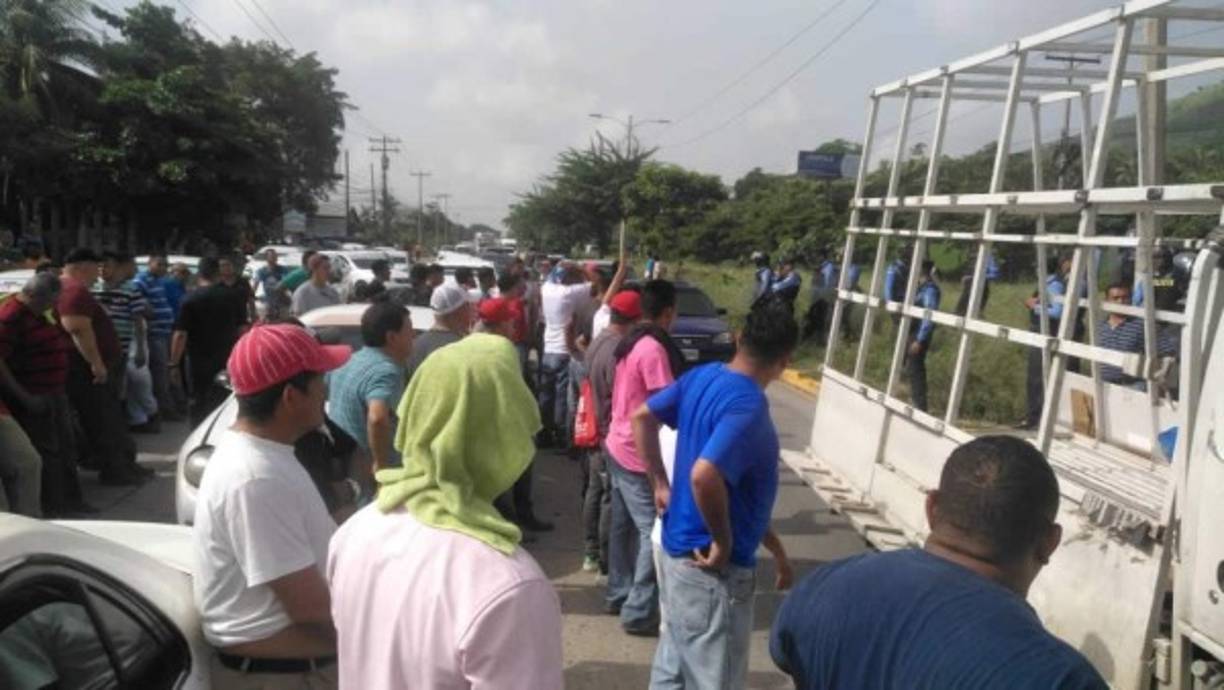 Algunas personas buscando cómo subirse a un medio de transporte que los traslade a sus trabajos.