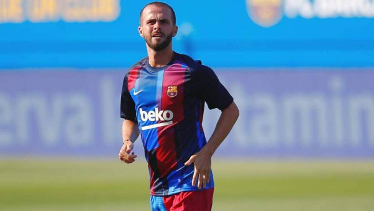 Miralem Pjanic podría no salir del Barcelona este verano. El bosnio se ha quedado sin equipos de destino. Hasta hace unos días, el jugador manejaba cuatro propuestas italianas, Juventus, Roma, Napoli y Fiorentina, que le permitían regresar a la Serie A, pero todas se han caído.