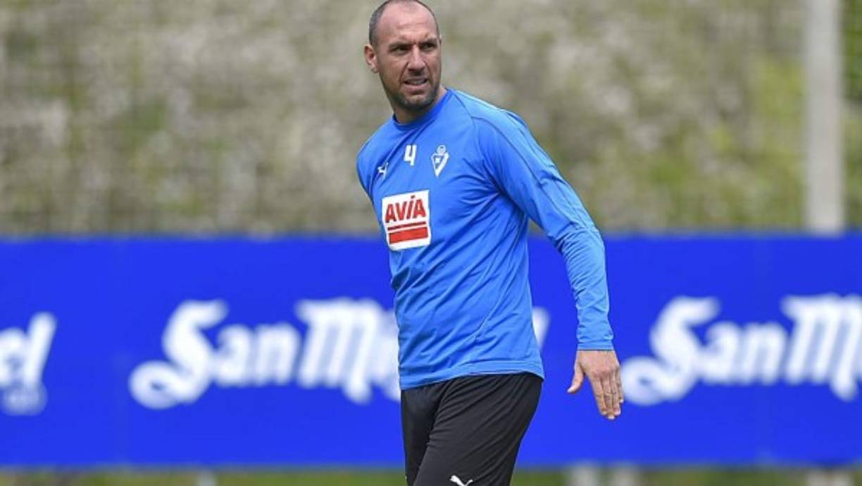 Tras cinco años en el equipo armero, Iván Ramis dice adiós a Eibar. Así lo ha comunicado el club en sus redes sociales, agradeciendo el esfuerzo y dedicación de todos estos años al central, que llevaba sin vestir la camiseta azulgrana en partido oficial desde noviembre de 2019 tras una durísima lesión de rodilla.<br/>