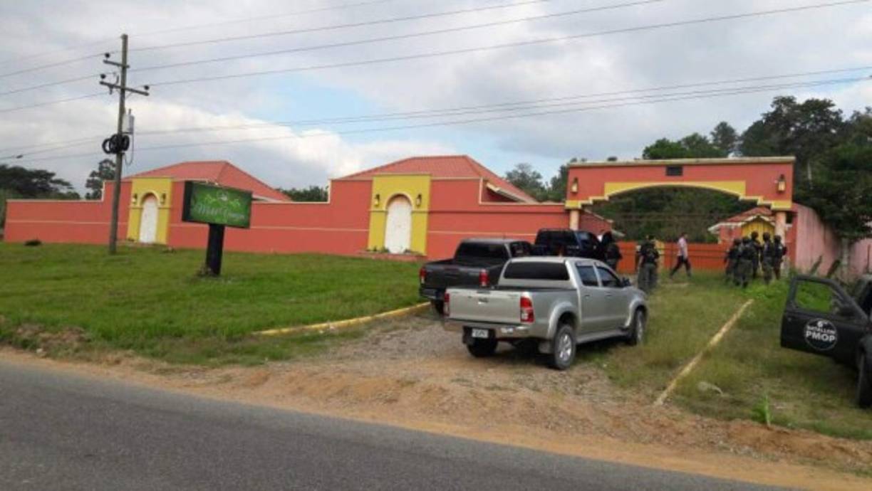 Seis nuevas propiedades fueron aseguradas ayer a socios del cartel Valle Valle en Copán, Santa Bárbara, Cortés y Yoro, adonde la Oficina Administradora de Bienes Incautados (Oabi) tomó posesión de casas, haciendas, ganado y empresas mercantiles. Entre los seis bienes que fueron asegurados ayer están un motel, casas y una empresa a las que agentes de la DLCN, fiscales y militares allanaron.