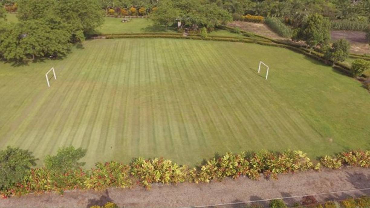 Otra cancha ubicada en el sector del Lago de Yojoa, cerca de Peña Blanca.