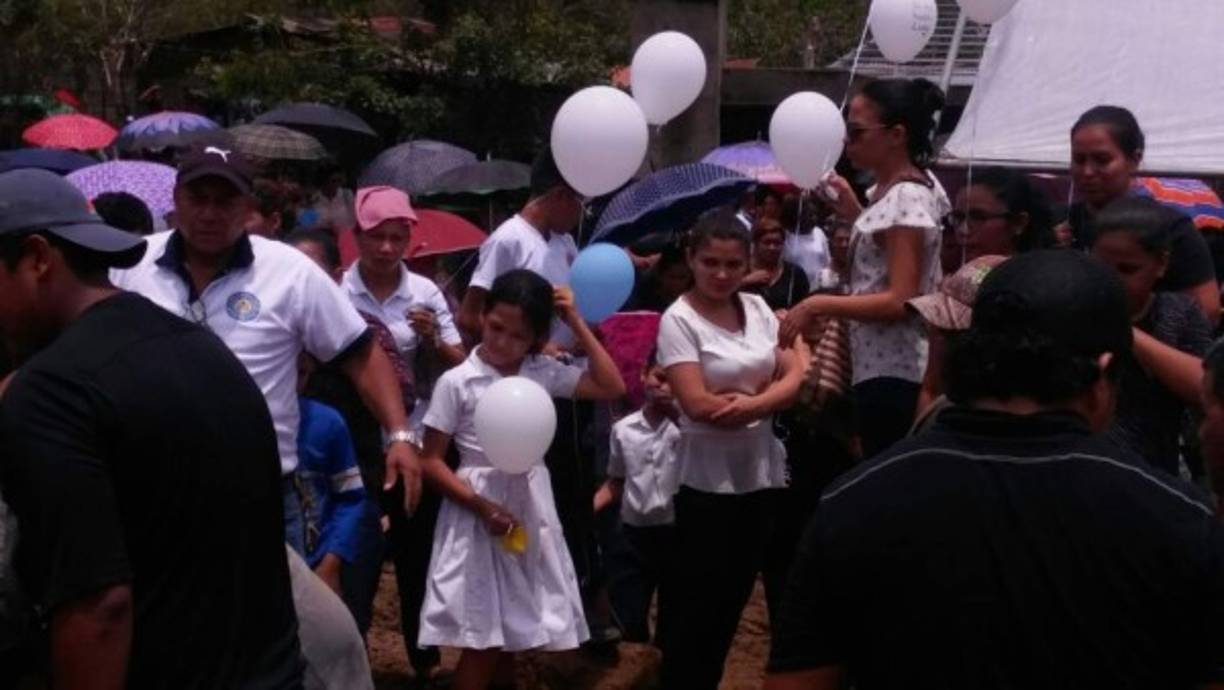 A las 11:00 am., amigos, familiares, vecinos y alumnos de la joven docente, le dieron a ella y a su vástago el último adiós en el cementerio general de El Progreso, Yoro.
