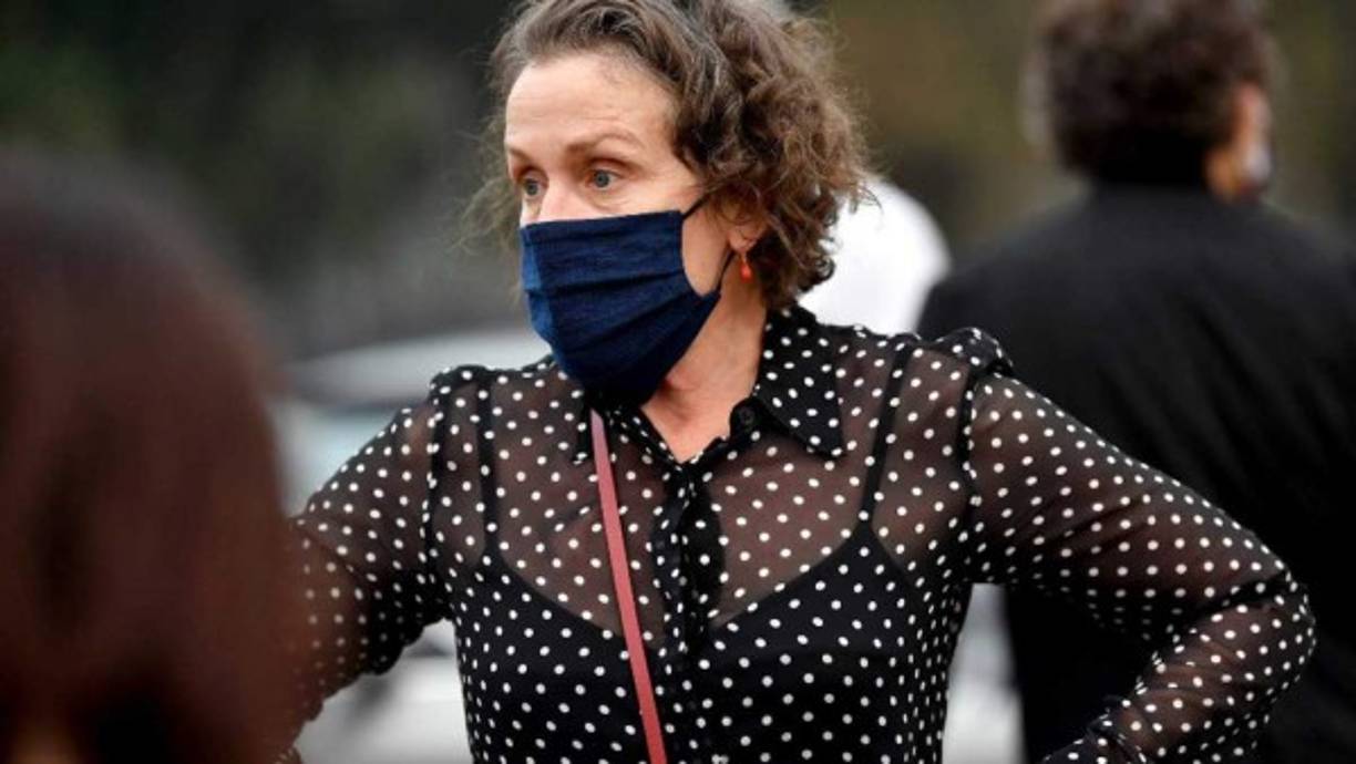 'Nomadland' saca partido de las miradas y los silencios de una McDormand volcada en la deriva de Fern, la protagonista de esta poética mirada a los desplazados por el capitalismo en EE.UU. que llega lanzadísima a los Óscar tras triunfar en los Globos de Oro o los Bafta.