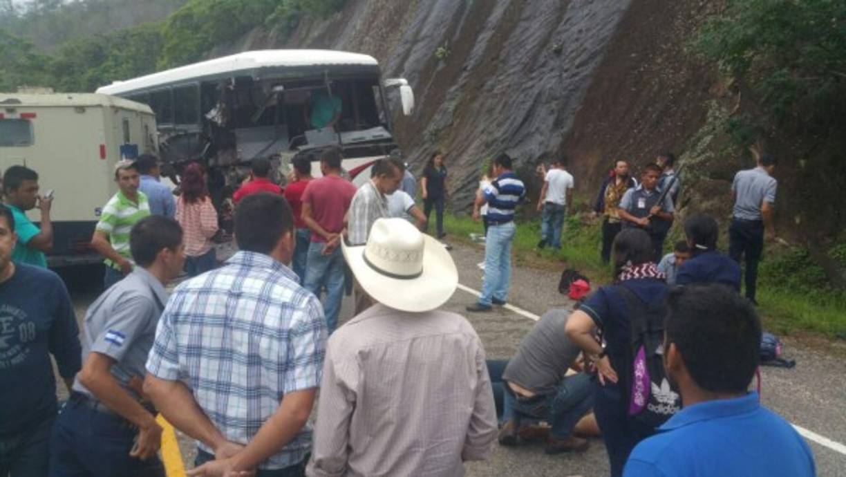 Al menos una persona muerta y varios heridos dejó este sábado la colisión entre el bus de la empresa Lempira Express y un vehículo blindado del grupo Proval.<br/>