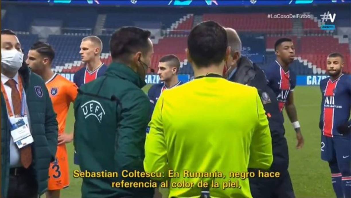 El árbitro rumano Sebastian Coltescu trataba de explicar lo que había dicho.