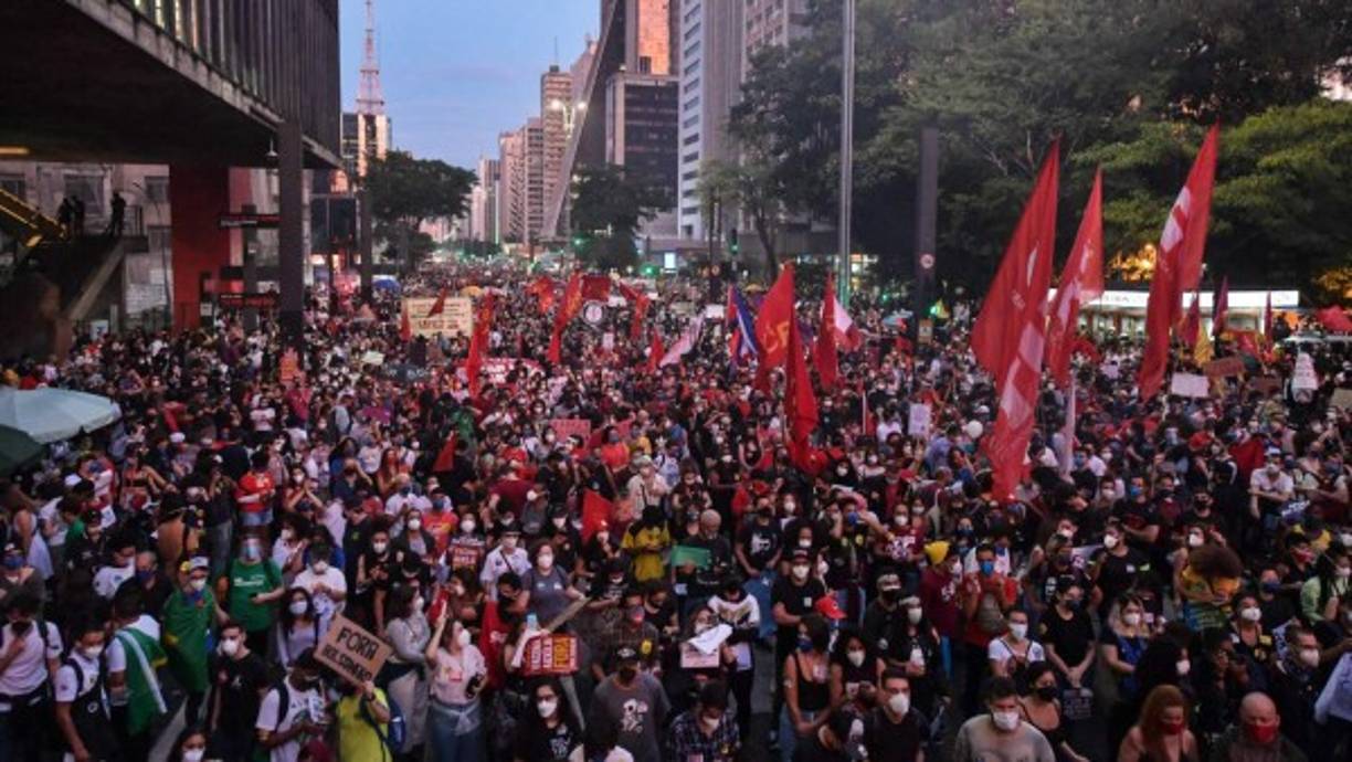 Protegidas con mascarillas, miles de personas acudieron a una manifestación convocada por varias organizaciones de izquierda, sindicatos y movimientos estudiantiles, y desfilaron a gritos de 'Fora Bolsonaro', 'Bolsonaro genocida', 'Vacina ja' o 'Fora Bolsovirus'.