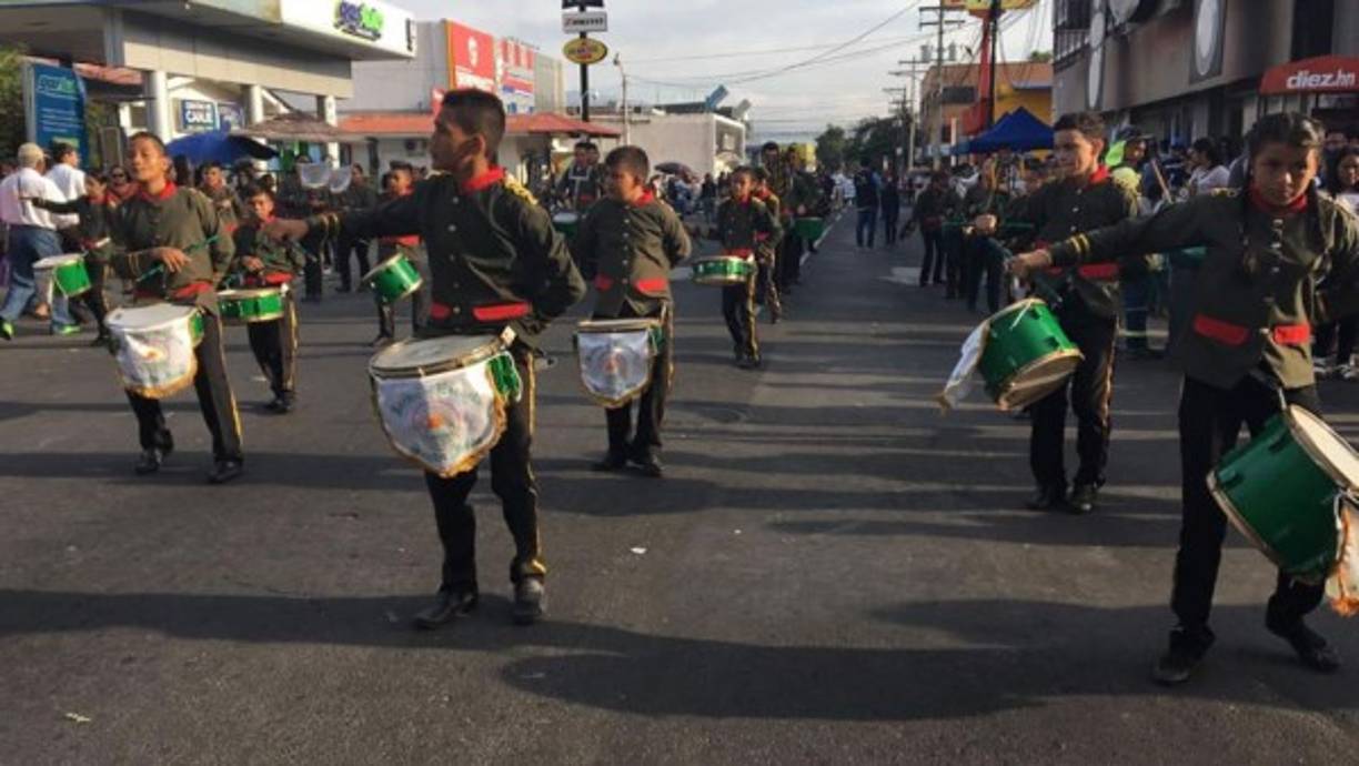 La banda de guerra del Instituto Santa Inés ofreciendo sus mejores melodías a los presentes.