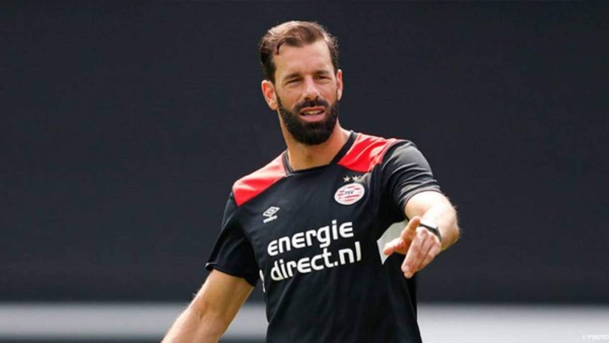 Ruud van Nistelrooy seguirá como técnico del PSV Sub 19. El ex delantero de 42 años ha prolongado su contrato hasta el verano de 2021. Este año ha sido el primero de Van Nistelrooy como entrenador jefe en la cantera del PSV.