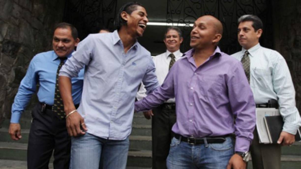 Al final, el delantero hondureño Carlo Costly se disculpó publicamente con su ex representante Manrique Amador een los juzgados y se salvó de ir a jucio oral. Así salieron del Tribunal de Sentencia.