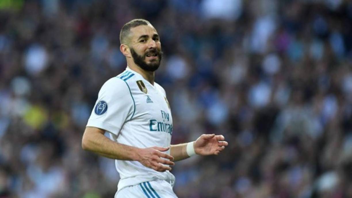 Karim Benzema es uno de los jugadores más señalados en el Real Madrid tras la última temporada y muchos han pedido su salida. Recientemente el francés mandó un mensaje que pone en duda su continuidad. 'Hace 9 años me ponía por primera vez la camiseta del Real Madrid. Gracias al presidente, a todo el club y los jugadores Y a todos los entrenadores con los que coincidí. Orgulloso de defender este escudo y eternamente agradecido siempre Hala Madrid', escribió en Twitter.<br/>
