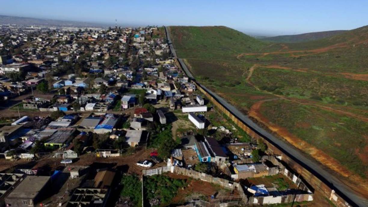 En la transitada frontera entre Estados Unidos y México es difícil encontrar a alguien que esté de acuerdo con la construcción del muro ordenada por el presidente de Estados Unidos, Donald Trump. Aquí impera la rabia y la impotencia.