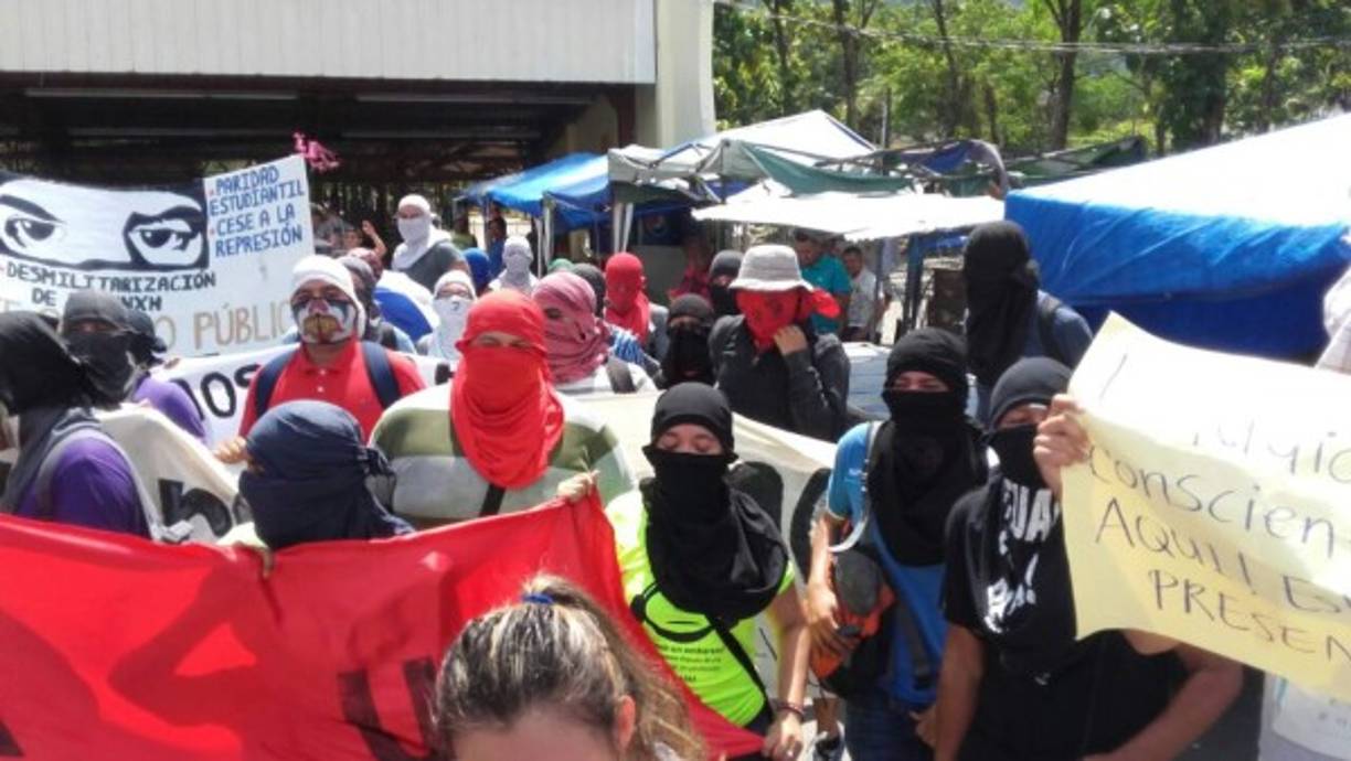 Los estudiantes que mantenían tomada las instalaciones de la Unah-vs entregaron su campus luego que una juez se presentara con una orden de desalojo.