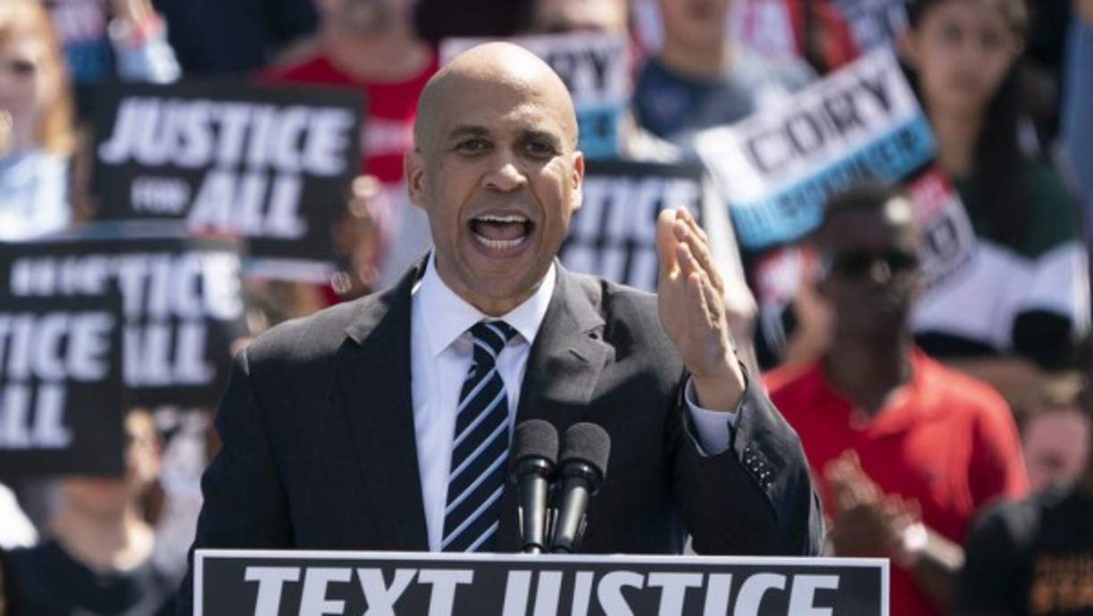 Cory Booker llegó al Senado federal en representación de Nueva Jersey en 2013 después de lograr reconocimiento por su labor al frente de la Alcaldía de Newark y como bombero a tiempo parcial.<br/><br/> Cuenta con el apoyo de buena parte del electorado afroamericano y votantes que ven en él una imagen de lo que era Barack Obama en 2008, incluidas sus dotes para la oratoria.
